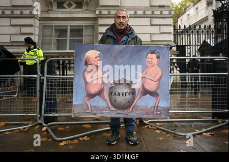 Londres, Royaume-Uni. 29 octobre 2025. 29 octobre 2025, Londres, Grande-Bretagne. L'artiste satirique politique Kaya Mar tient sa peinture du président américain Donald Trump et du président chinois Xi Jinping devant Downing Street devant les questions du premier ministre (PMQ) au parlement. Crédit : Zeynep Demir Aslim/Alamy Live News Banque D'Images