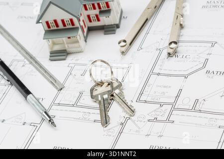 Accueil, crayon, règle, boussole et clé reposant sur les plans de la maison Banque D'Images