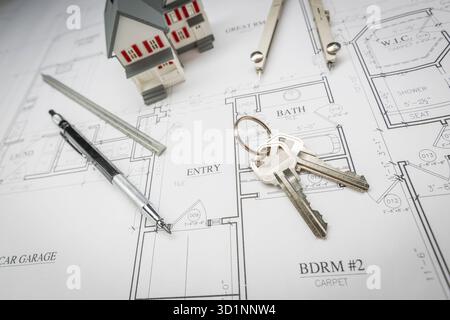 Accueil, crayon, boussole, règle et touches reposant sur les plans de la maison Banque D'Images