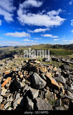 Vue du sommet cairn de Brandreth est tombé au-dessus de la vallée de Gillercomb, Cumbria, Lake District National Park, Angleterre, Royaume-Uni Brandreth Fell est l'un des Banque D'Images