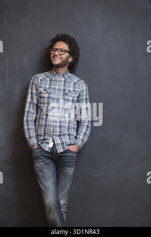 Jeune homme afro-américain beau gestuel posingon émotionnel tableau, hipster sur tableau Banque D'Images