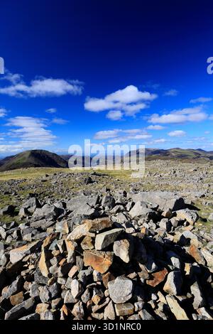 Vue du sommet cairn de Brandreth est tombé au-dessus de la vallée de Gillercomb, Cumbria, Lake District National Park, Angleterre, Royaume-Uni Brandreth Fell est l'un des Banque D'Images