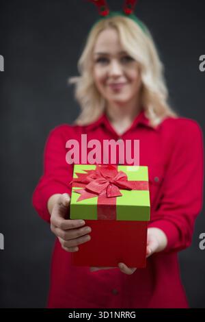 Mains féminines tenant cadeau avec ruban Banque D'Images
