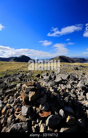 Vue du sommet cairn de Brandreth est tombé au-dessus de la vallée de Gillercomb, Cumbria, Lake District National Park, Angleterre, Royaume-Uni Brandreth Fell est l'un des Banque D'Images
