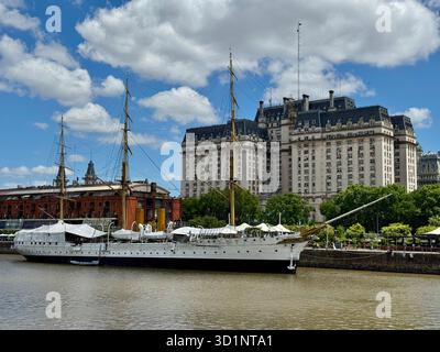 Des gratte-ciel modernes et des tours résidentielles bordent les eaux brunes du front de mer de Puerto Madero à Buenos Aires, en Argentine, avec un large prome en béton Banque D'Images