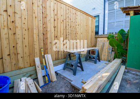 Nouvelle-Orléans, LOUISIANE, États-Unis - 2 octobre 2025 : construction récente de 10 pieds Clôture en bois dans la cour arrière du quartier résidentiel et des matériaux de construction et des outils pendant le projet de rénovation de patio Banque D'Images