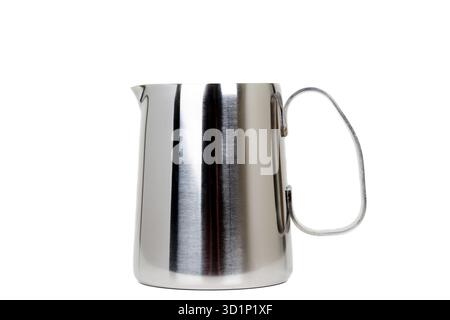 Pichet de chaudière à lait en acier inoxydable isolé sur fond blanc Banque D'Images