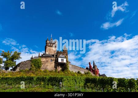 Vue sur le vignoble de Reichsburg construit à l'origine en 11thc détruit par les Français en 1689 reconstruit par les architectes de Ravene dans le château de style romantique Banque D'Images