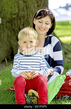Joli portrait d'une mère et son fils piscine Banque D'Images