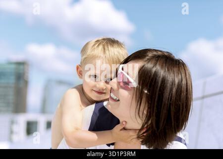 Joli portrait d'une mère et son fils piscine Banque D'Images