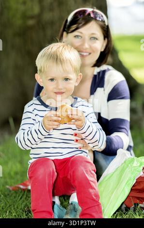 Joli portrait d'une mère et son fils piscine Banque D'Images
