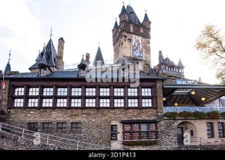 Reichsburg vu de la cour intérieure château construit à l'origine en 11thc pour les comtes Palatin détruit par les Français en 1689 reconstruit par les architectes de Ravene Banque D'Images