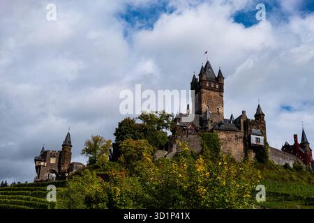 Vue sur le vignoble de Reichsburg magnifique château au-dessus de la ville Moselle de Cochem Allemagne eu Banque D'Images