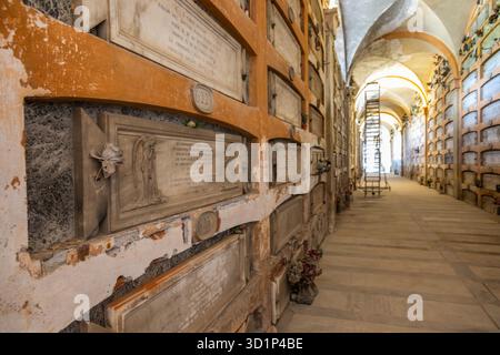 Gênes, Italie - 17 août 2024 : cimetière de Staglieno. Perspective de couloir avec de vieilles tombes, pas de gens. Banque D'Images