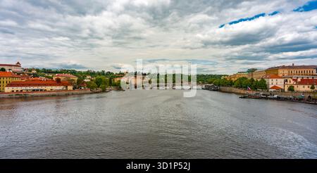 Prague City Panorama avec Manes Bridge Vltava. Banque D'Images