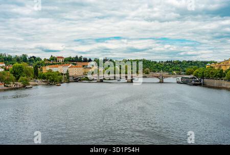 Prague City Panorama avec Manes Bridge Vltava. Banque D'Images