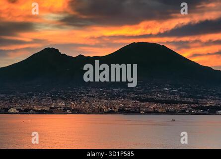 Aperçu du Mont Vésuve au coucher du soleil dans le sud de l'Italie. Banque D'Images