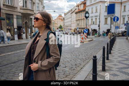 Femme élégante sur la rue pavée dans la ville européenne. Banque D'Images