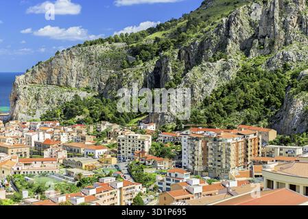 Cefalu, une ville sur la mer Tyrrhénienne dans la province de Palerme, côte nord de la Sicile, Italie Banque D'Images