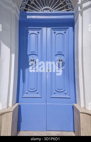 Magnifique porte de maison britannique bleue Banque D'Images