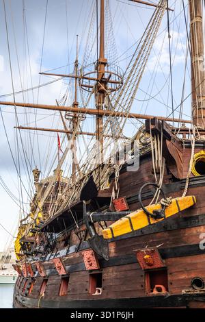 Gênes, Italie - 17 août 2024 : détail du galion de Neptune dans le port de Gênes. Le navire a été construit en 1985 pour Roman Polanski film Pirates, réplique d'un galion du XVIIe siècle Banque D'Images