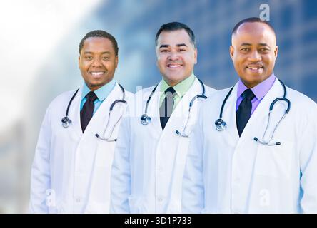 Médecins afro-américains et hispaniques à l'extérieur du bâtiment de l'hôpital Banque D'Images