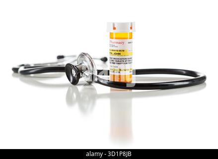 Bouteille de prescription de médicament non propriétaire avec stéthoscope isolé sur blanc Banque D'Images