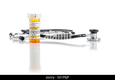 Bouteille de prescription de médicament non propriétaire avec stéthoscope isolé sur blanc Banque D'Images