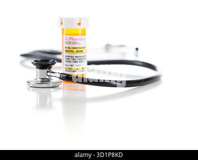 Bouteille de prescription de médicament non propriétaire avec stéthoscope isolé sur blanc Banque D'Images