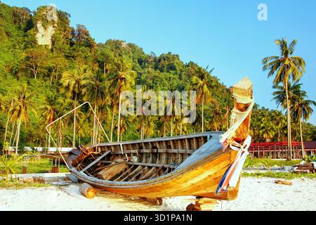 Bateau à longue queue se trouvant à la plage d'Ao ton SAI sur l'île de Phi Phi Don, province de Krabi, Thaïlande Banque D'Images
