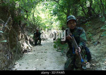 Sagaing, Myanmar. 05 juillet 2025. Les recrues du bataillon 12 des Forces de défense populaire participent à un cours de formation militaire de base dans le district de Shwebo dans la région de Sagaing, au Myanmar. (Photo de Thu Myae/SOPA images/SIPA USA) crédit : SIPA USA/Alamy Live News Banque D'Images