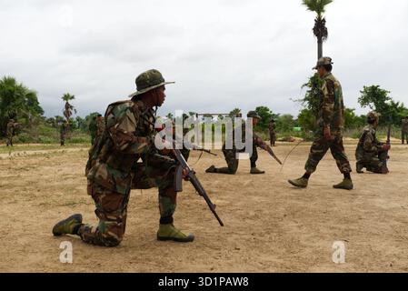 Sagaing, Myanmar. 05 juillet 2025. Les recrues du bataillon 12 des Forces de défense populaire participent à un cours de formation militaire de base dans le district de Shwebo dans la région de Sagaing, au Myanmar. (Photo de Thu Myae/SOPA images/SIPA USA) crédit : SIPA USA/Alamy Live News Banque D'Images
