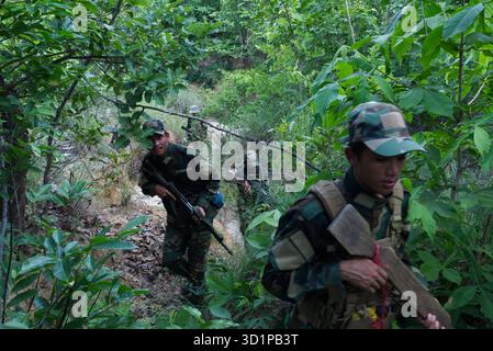 Sagaing, Myanmar. 05 juillet 2025. Les recrues du bataillon 12 des Forces de défense populaire participent à un cours de formation militaire de base dans le district de Shwebo dans la région de Sagaing, au Myanmar. (Photo de Thu Myae/SOPA images/SIPA USA) crédit : SIPA USA/Alamy Live News Banque D'Images