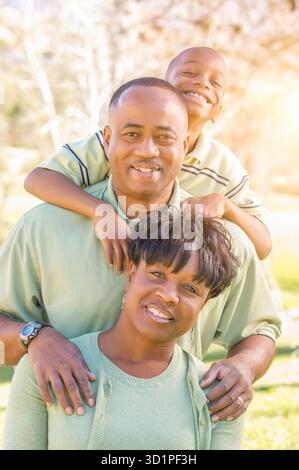 Magnifique portrait de famille afro-américaine heureux à l'extérieur Banque D'Images