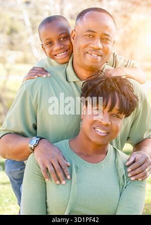 Magnifique portrait de famille afro-américaine heureux à l'extérieur Banque D'Images