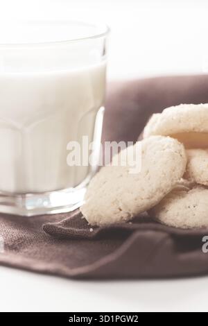 Ensemble artistique : biscuits et lait sur serviette Banque D'Images