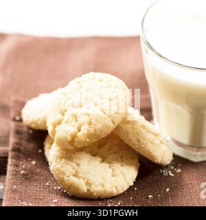 Ensemble artistique : biscuits et lait sur serviette Banque D'Images