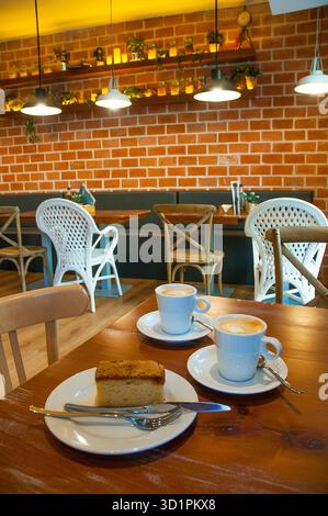 Deux tasses de café et un gâteau dans une cafétéria. Banque D'Images
