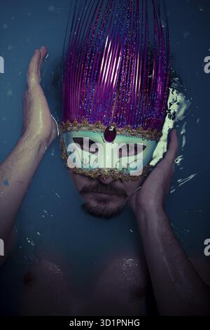 La dépression, l'homme en bleu baignoire pleine d'eau, la tristesse concept Banque D'Images