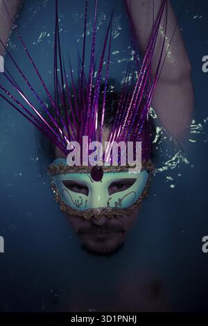 La dépression, l'homme en bleu baignoire pleine d'eau, la tristesse concept Banque D'Images