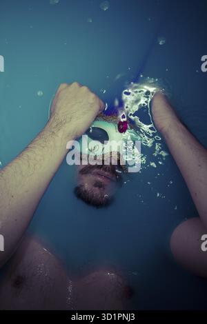 La dépression, l'homme en bleu baignoire pleine d'eau, la tristesse concept Banque D'Images