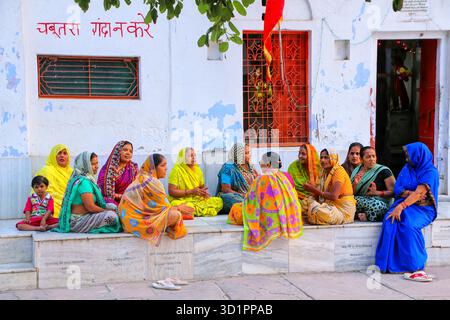 Femmes locales assises devant le temple hindou dans le quartier Taj Ganj d'Agra, Uttar Pradesh, Inde Banque D'Images