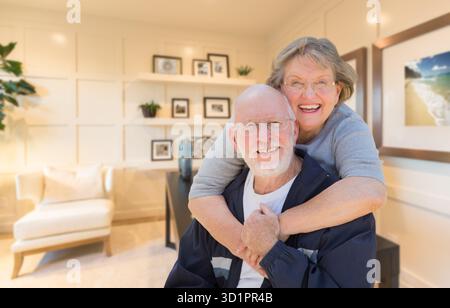 Loving Senior Couple Inside Their Home Office. Banque D'Images