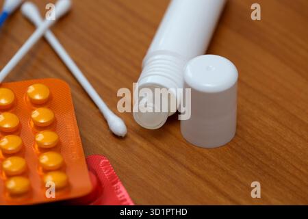 Diverses fournitures de santé reposent sur une surface en bois prête à être utilisée tous les jours. Banque D'Images