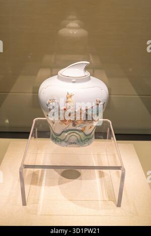 XiaPu Fujian Chine-14 août 2025 : un pot en porcelaine à couvercle peint avec une scène vibrante de voyage à l'Ouest dans le Musée XiaPu. Banque D'Images