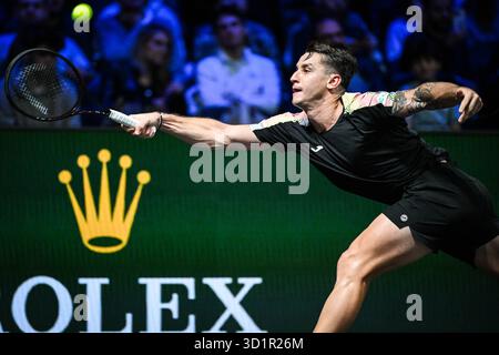 Nanterre, France. 29 octobre 2025. Camilo UGO CARABELLI d'Argentine lors de la troisième journée du tournoi de tennis Rolex Paris Masters 2025, ATP Masters 1000 le 29 octobre 2025 à la Defense Arena de Nanterre près de Paris, France - photo Matthieu Mirville/DPPI crédit : DPPI Media/Alamy Live News Banque D'Images