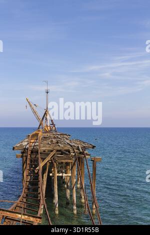 Derelict Pier à Xeros vieux port minier, Chypre en mode Portrait Banque D'Images