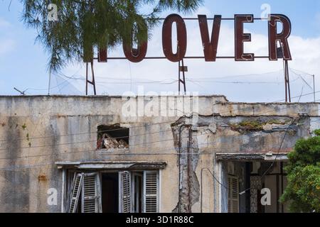 Famagusta, Chypre - 20 avril 2022: Vue de rue de l'agence Hoover abandonnée bâtiment dans la ville fantôme de Varosha, Famagusta Banque D'Images