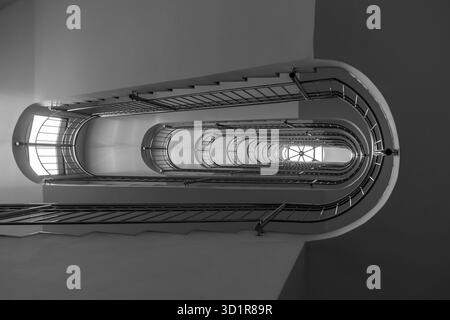 Vue de bas en haut d'une cage d'escalier, achitecture moderne. Noir et blanc, Oradea, Roumanie Banque D'Images