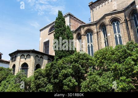 Venise, Vénétie - Italie - 06-09-2021 : bâtiment historique en briques avec de hautes fenêtres entouré d'arbres denses à Venise Banque D'Images